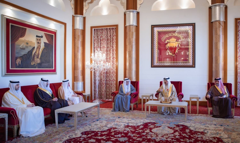 الملك يستقبل رئيس وأعضاء جمعية الصحفيين البحرينية بمناسبة اليوبيل الفضي لتأسيس الجمعية