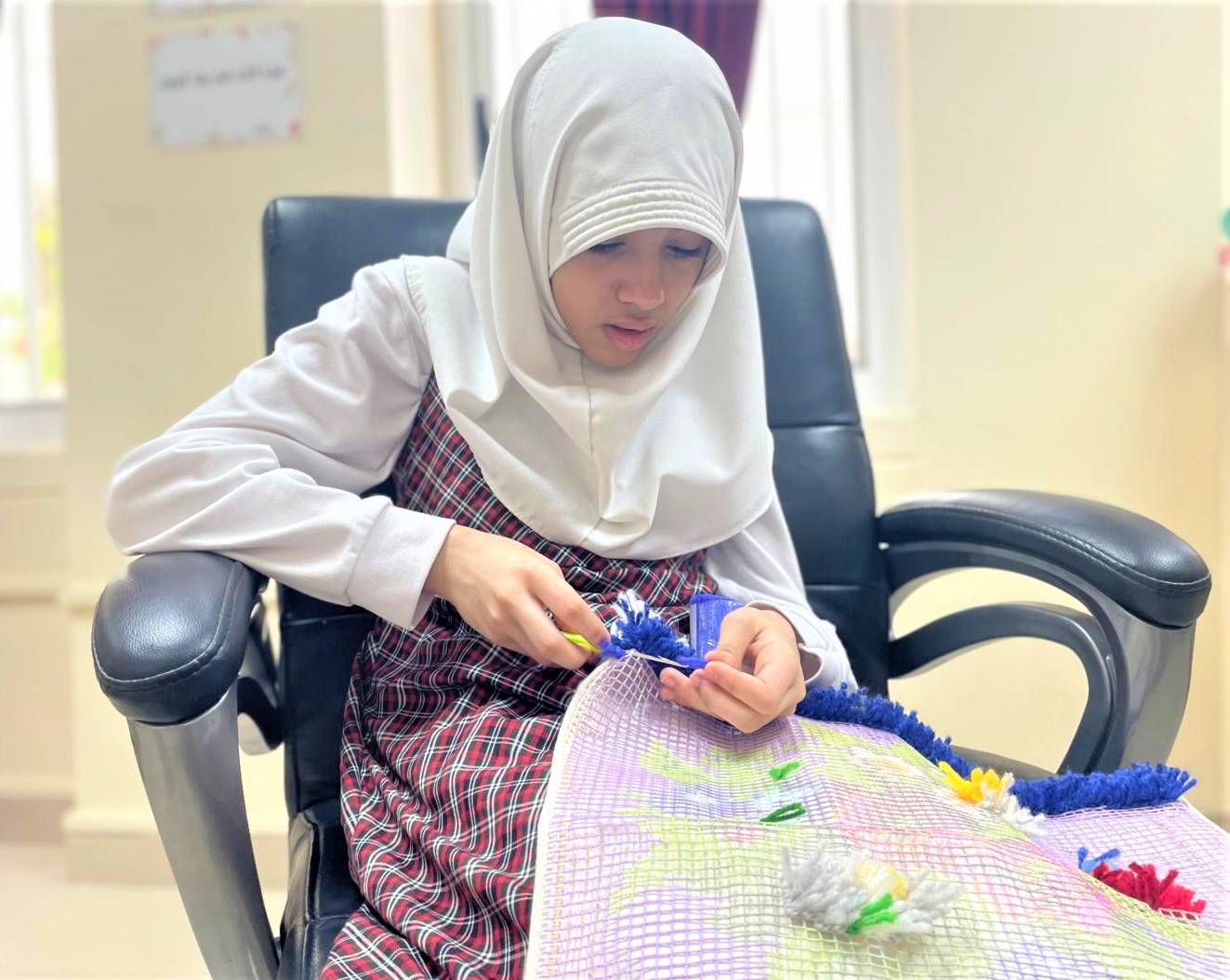 (آلاء).. من التوحد والخجل إلى التفوق والإبداع والثقة بالنفس في مدرسة الديه