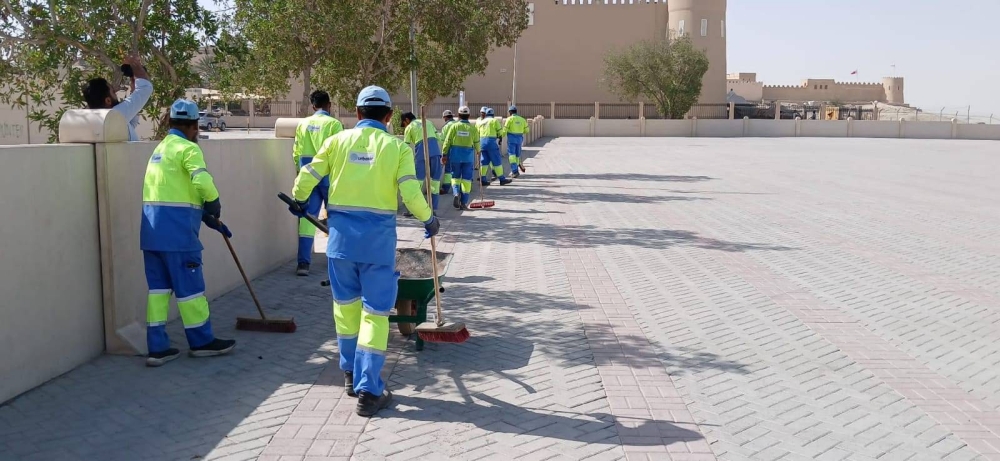 بلدية المنطقة الجنوبية تستعد لاستقبال العيد بالتزيين وتكثيف أعمال النظافة