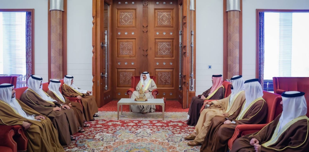 الملك  يستقبل عيسى بن سلمان  وزير ديوان رئيس مجلس الوزراء لأداء القسم القانوني