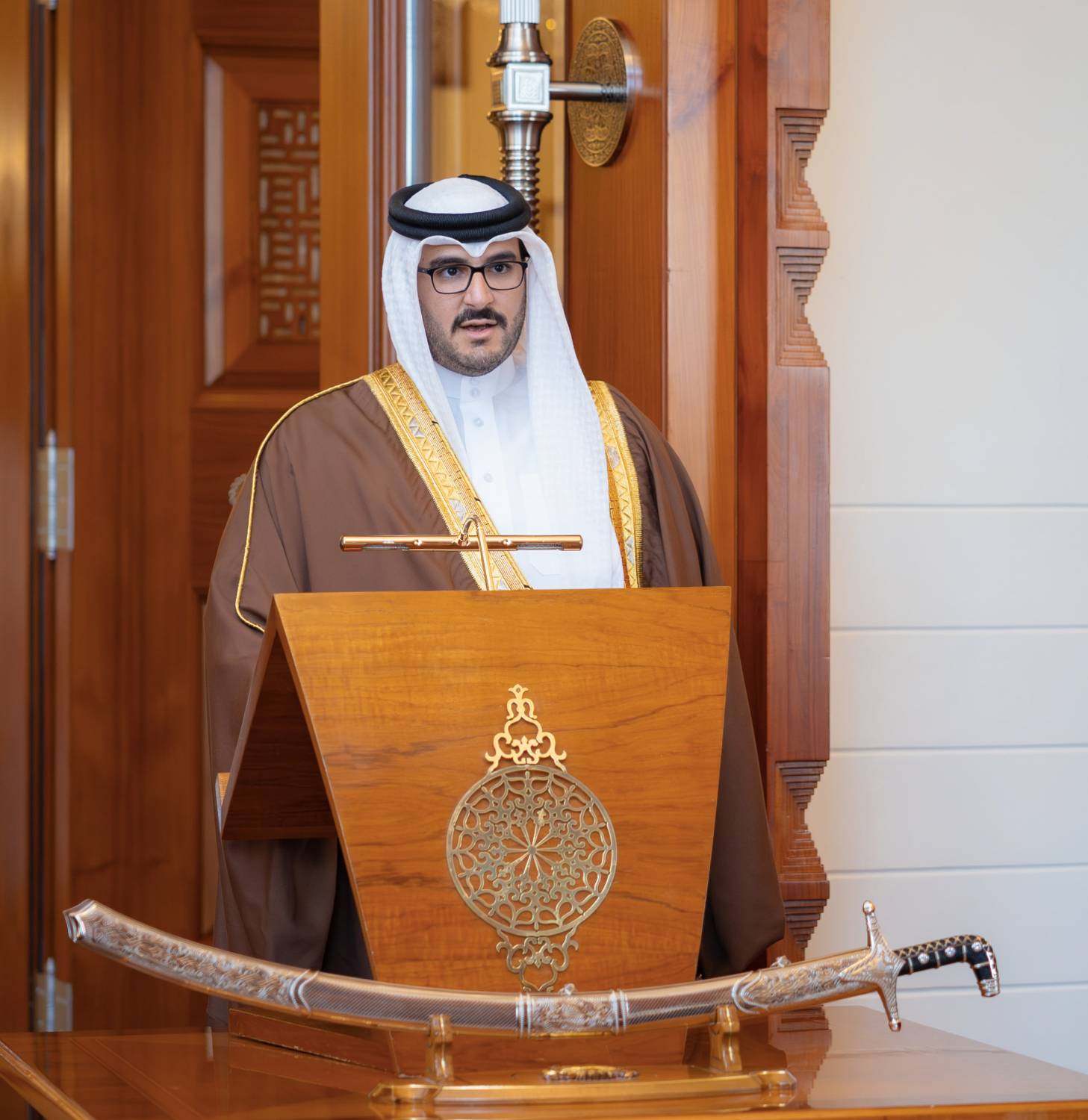 الملك  يستقبل عيسى بن سلمان  وزير ديوان رئيس مجلس الوزراء لأداء القسم القانوني