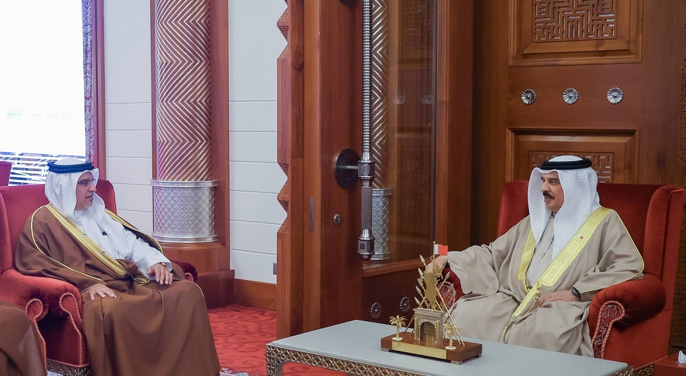 الملك  يستقبل عيسى بن سلمان  وزير ديوان رئيس مجلس الوزراء لأداء القسم القانوني