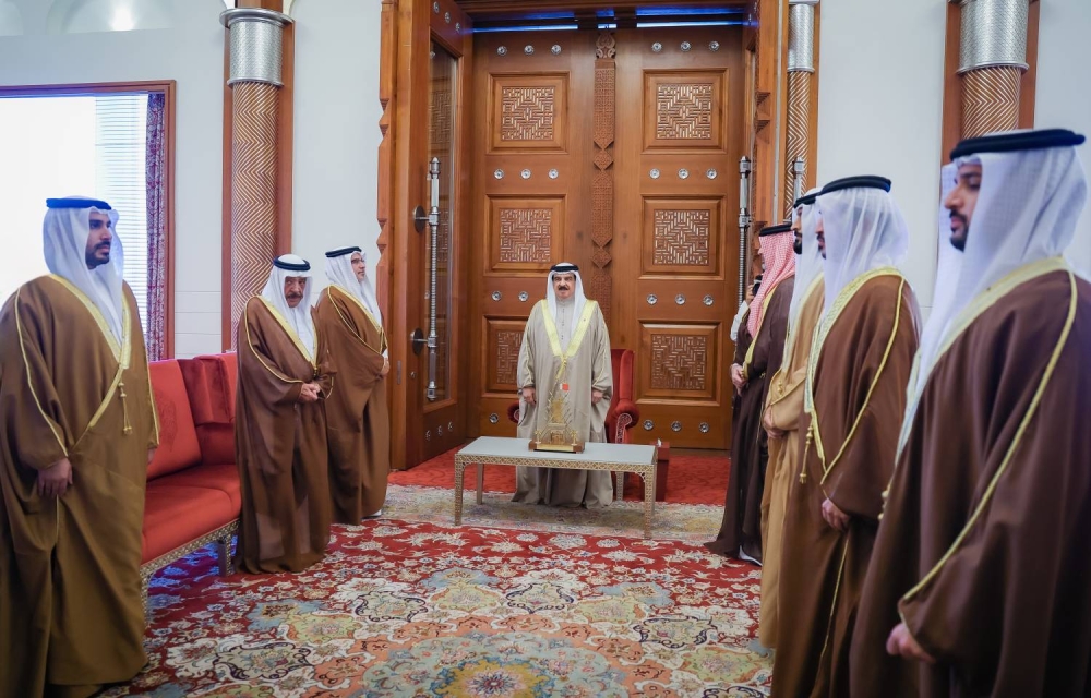 الملك  يستقبل عيسى بن سلمان  وزير ديوان رئيس مجلس الوزراء لأداء القسم القانوني