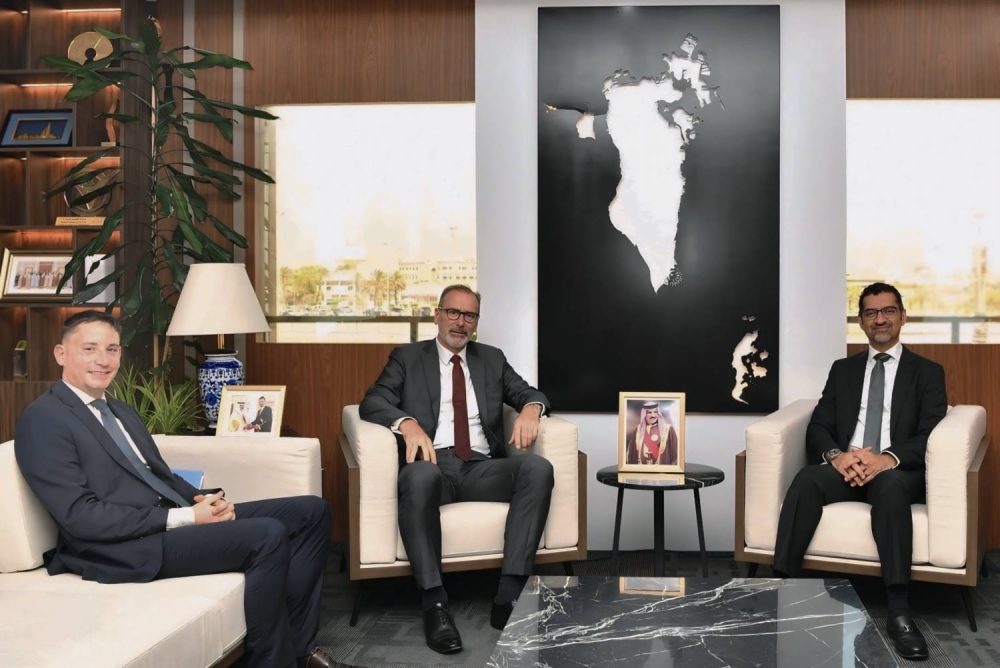 وزير شؤون البلديات والزراعة يستقبل سفير جمهورية ألمانيا الاتحادية لدى مملكة البحرين بمناسبة انتهاء فترة عمله