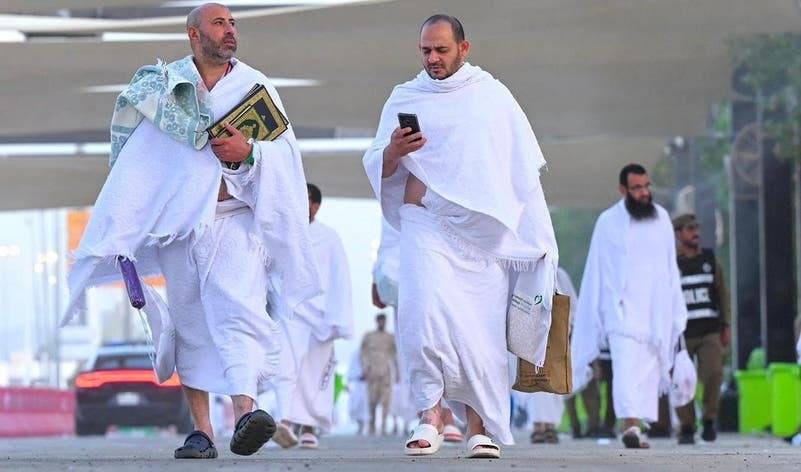 الحجاج يواصلون التوافد إلى "عرفات" لأداء ركن الحج الأعظم