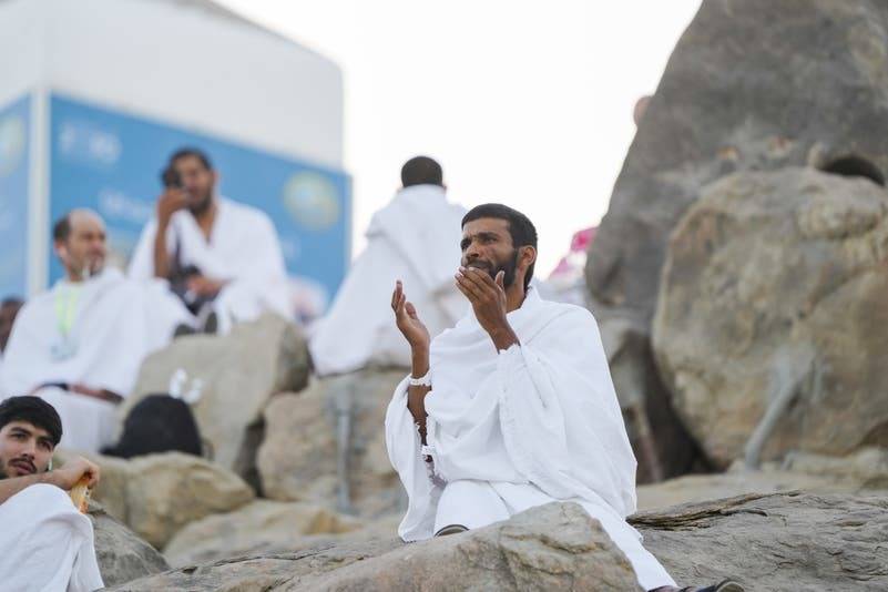 الحجاج يواصلون التوافد إلى "عرفات" لأداء ركن الحج الأعظم