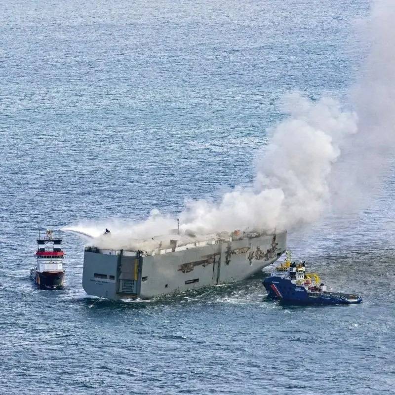 3 آلاف سيارة على متن سفينة شحن تحترق في المحيط الهادئ