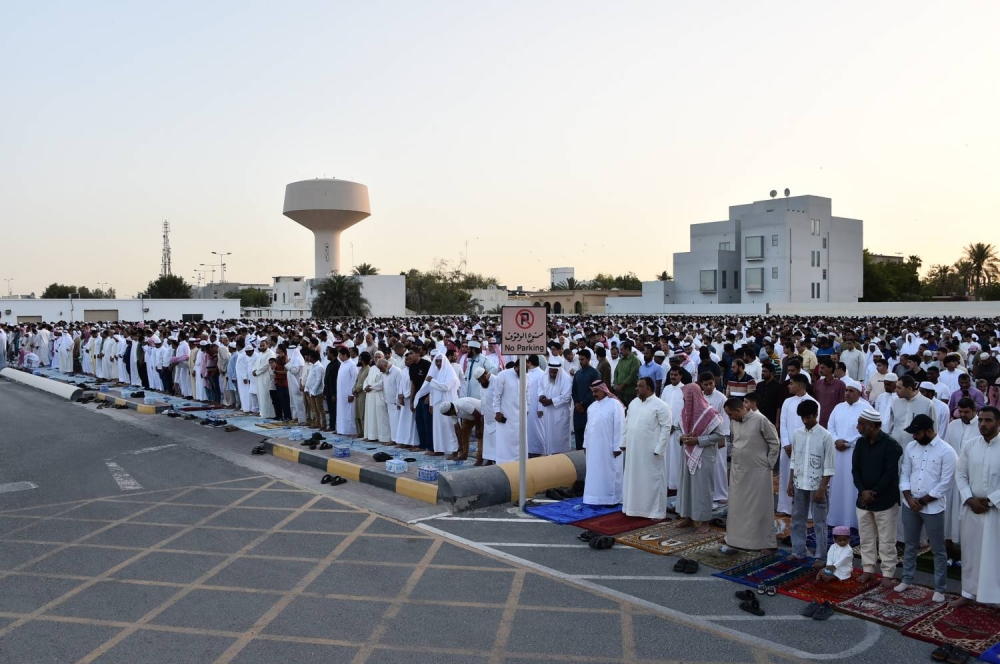جموع المصلين يؤدون صلاة عيد الأضحى المبارك