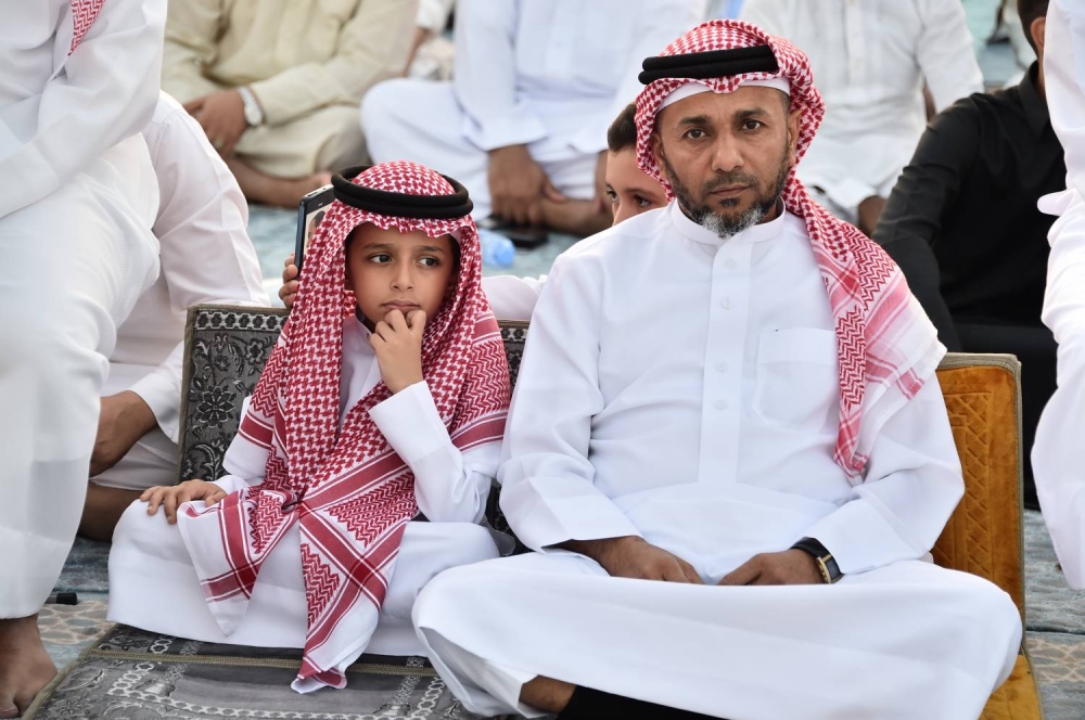 جموع المصلين يؤدون صلاة عيد الأضحى المبارك