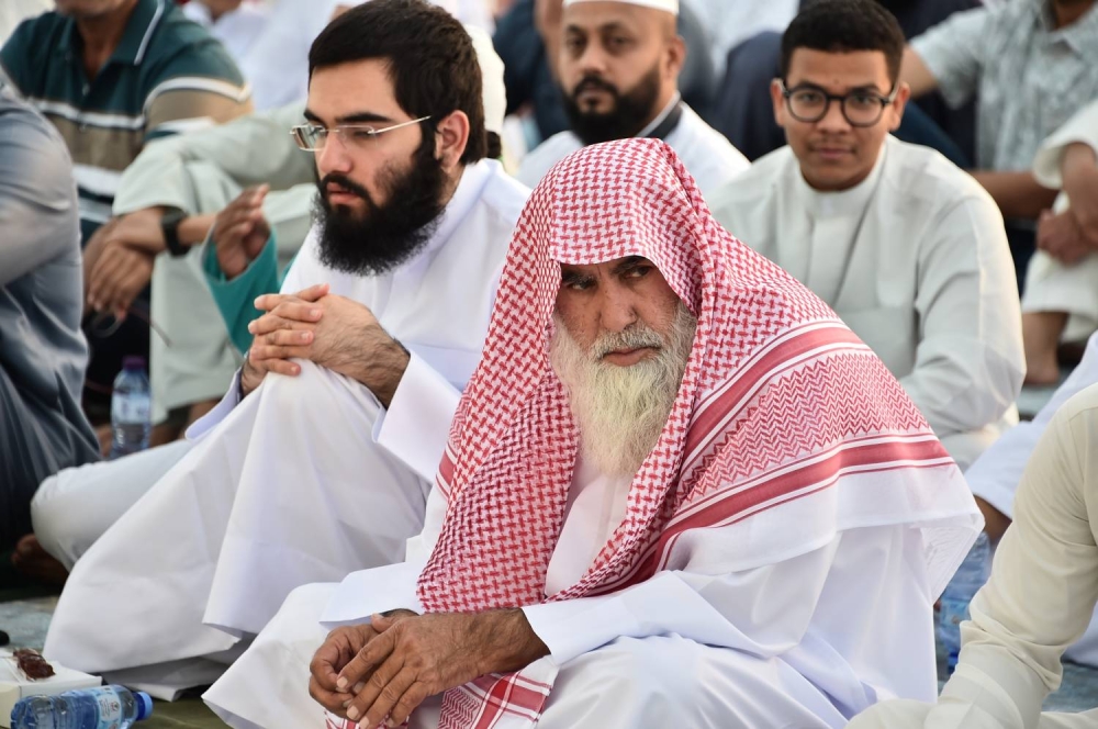 جموع المصلين يؤدون صلاة عيد الأضحى المبارك