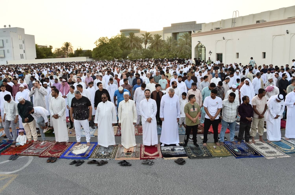 جموع المصلين يؤدون صلاة عيد الأضحى المبارك