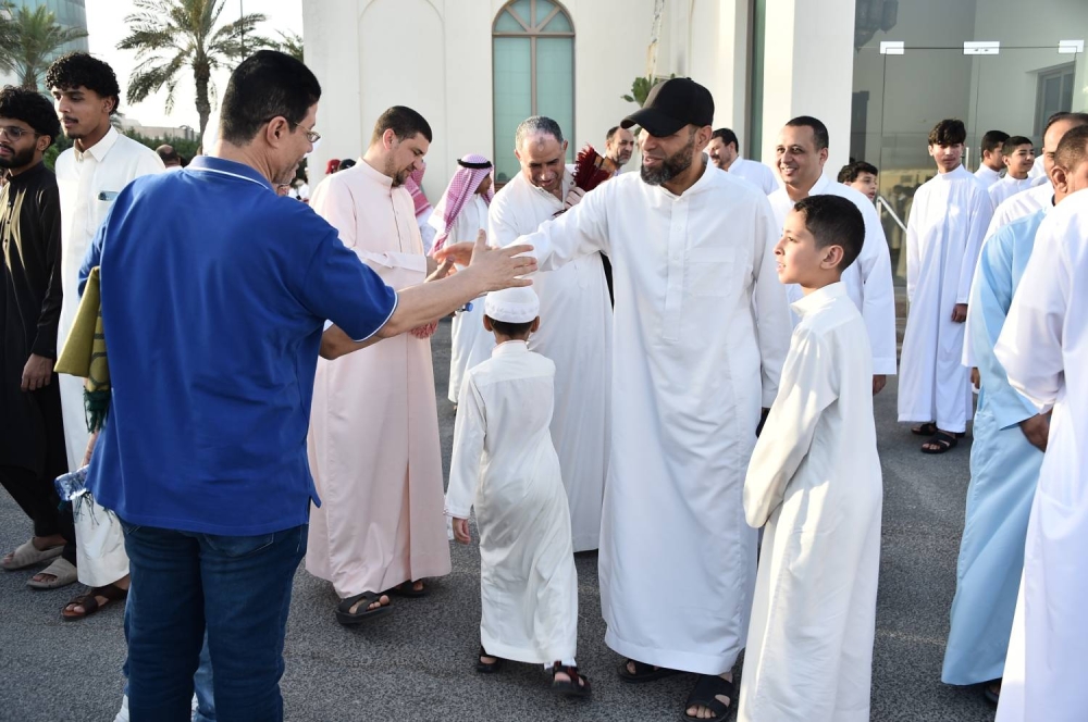 جموع المصلين يؤدون صلاة عيد الأضحى المبارك