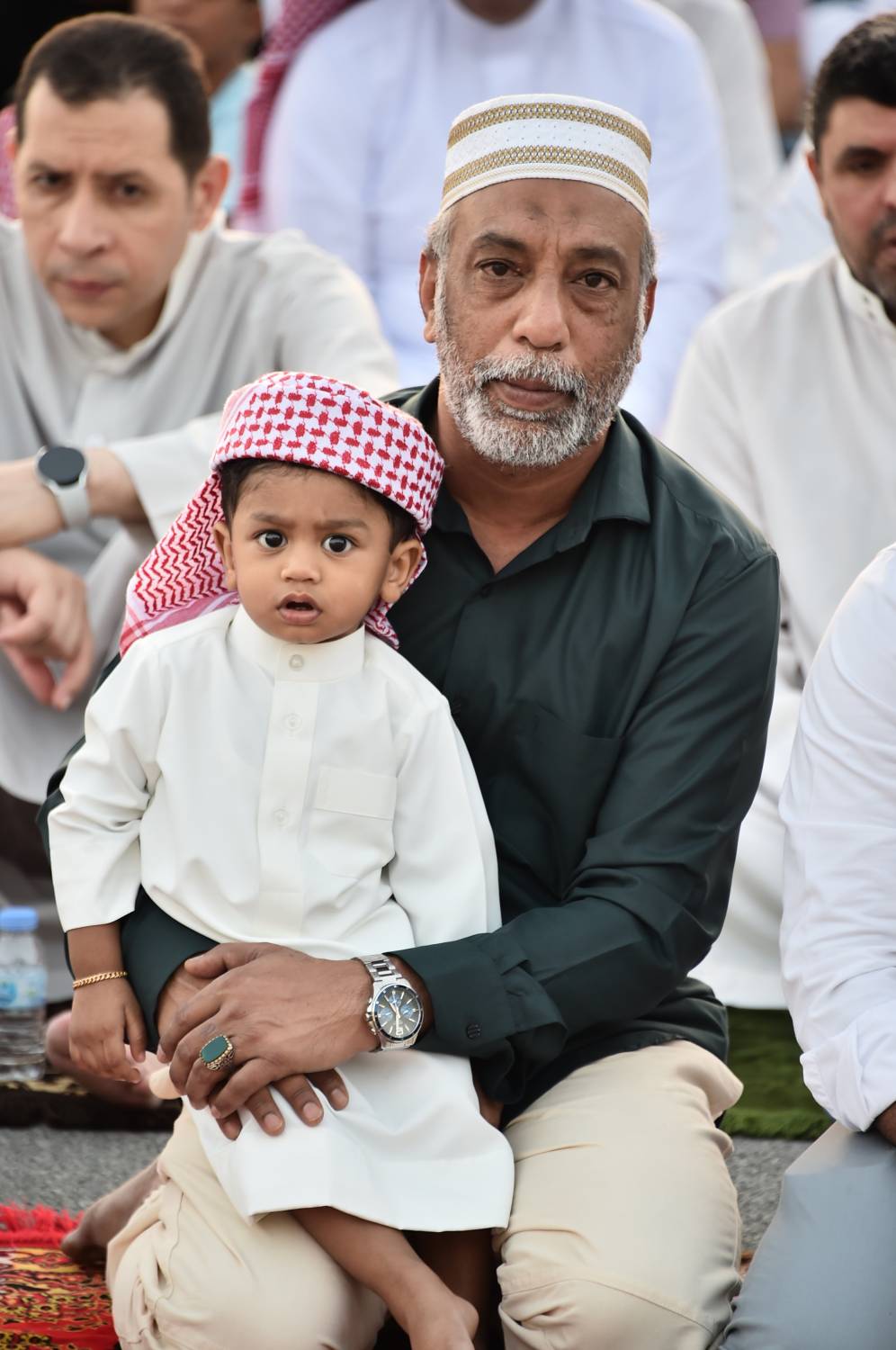 جموع المصلين يؤدون صلاة عيد الأضحى المبارك