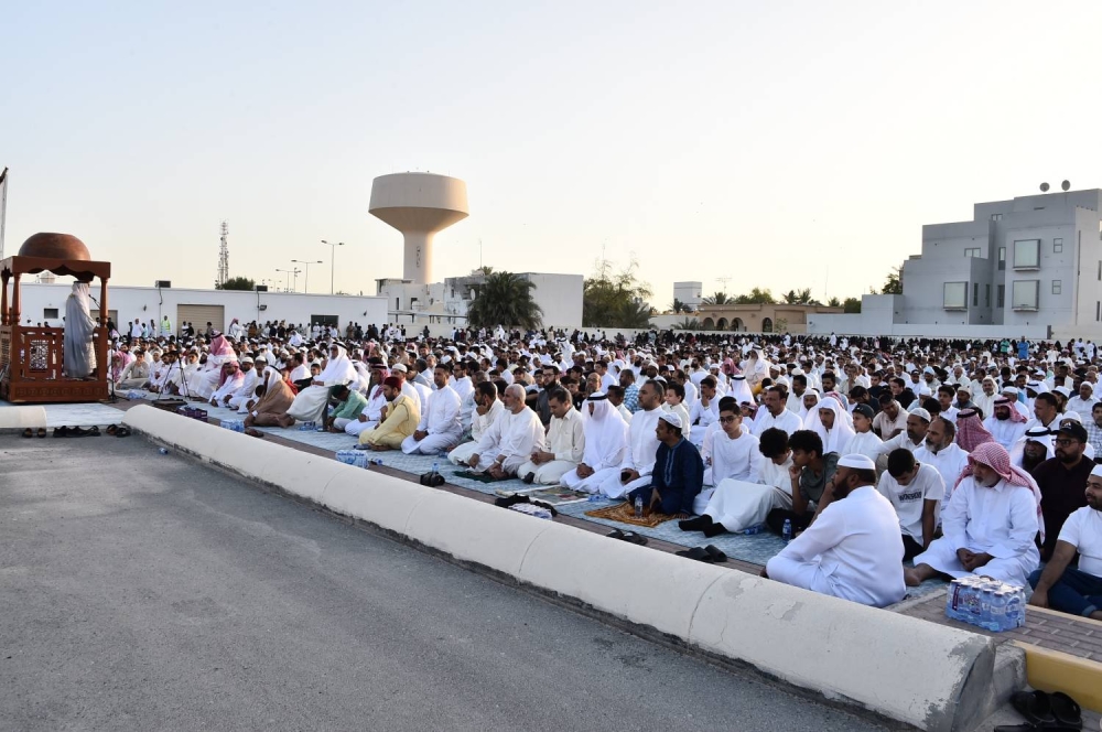 جموع المصلين يؤدون صلاة عيد الأضحى المبارك