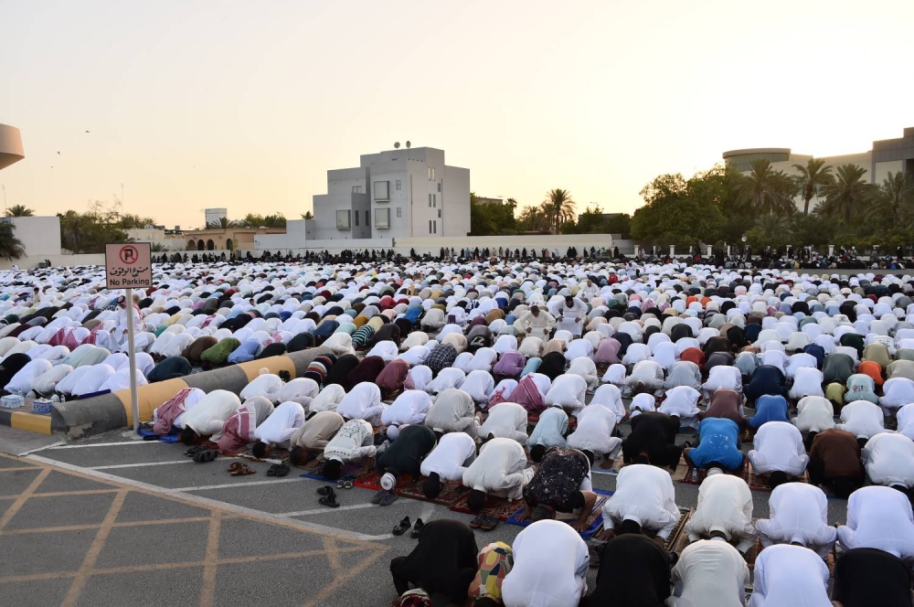 جموع المصلين يؤدون صلاة عيد الأضحى المبارك