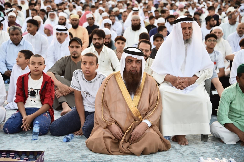 جموع المصلين يؤدون صلاة عيد الأضحى المبارك