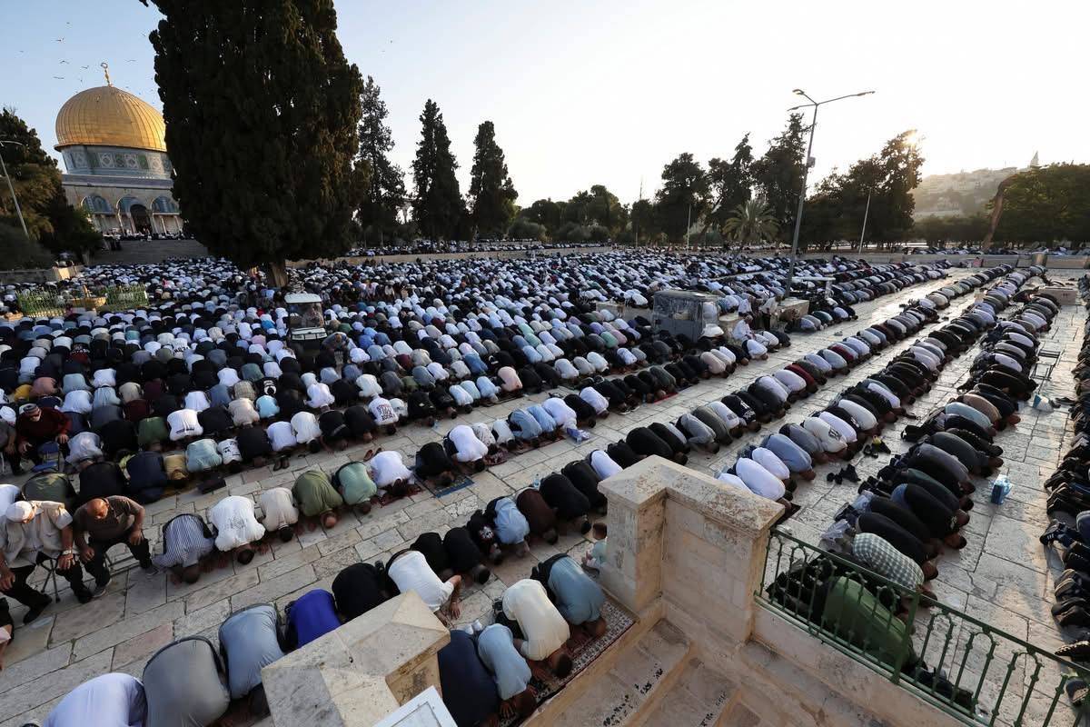 عشرات الآلاف يؤدون صلاة عيد الأضحى في المسجد الأقصى المبارك