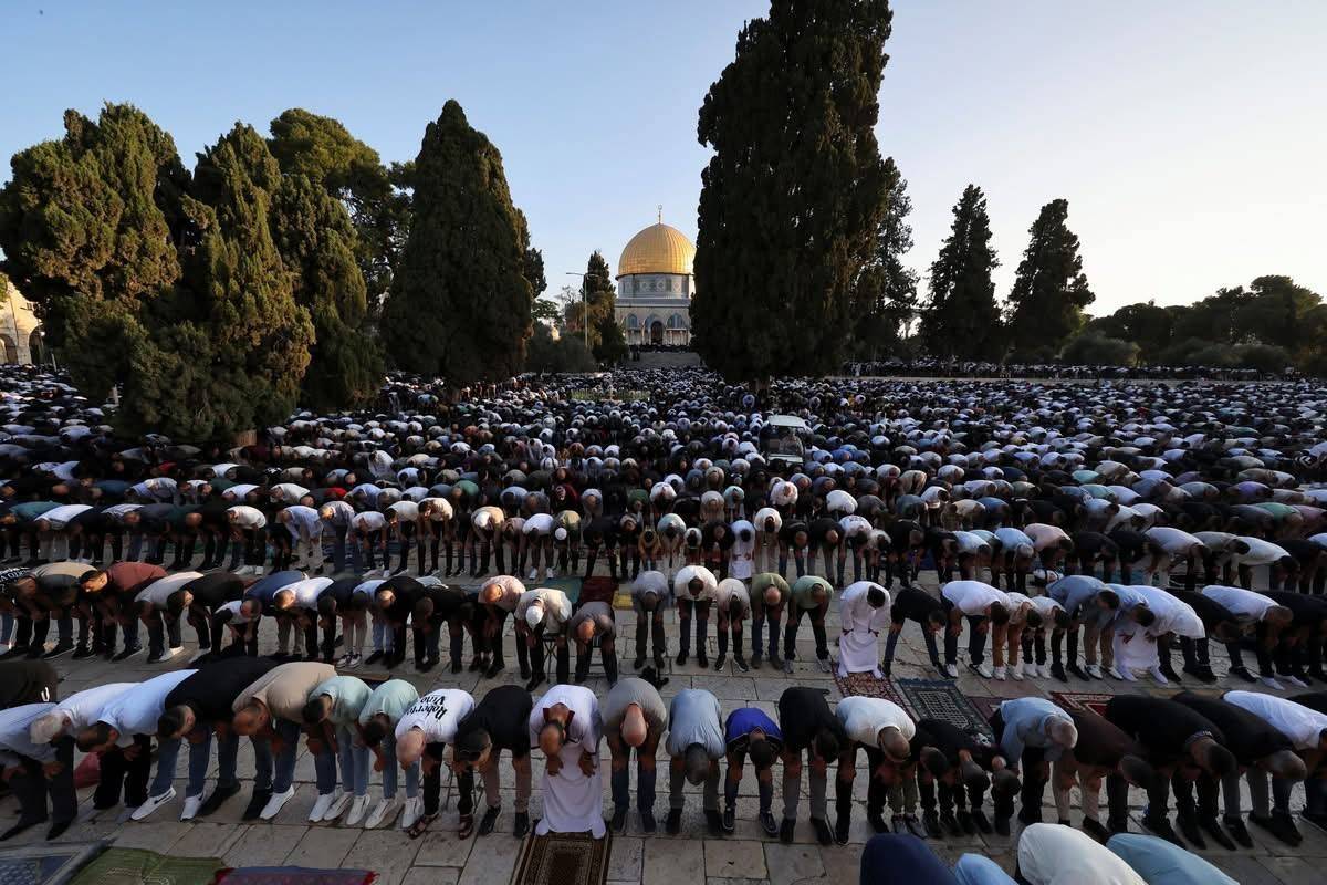 عشرات الآلاف يؤدون صلاة عيد الأضحى في المسجد الأقصى المبارك