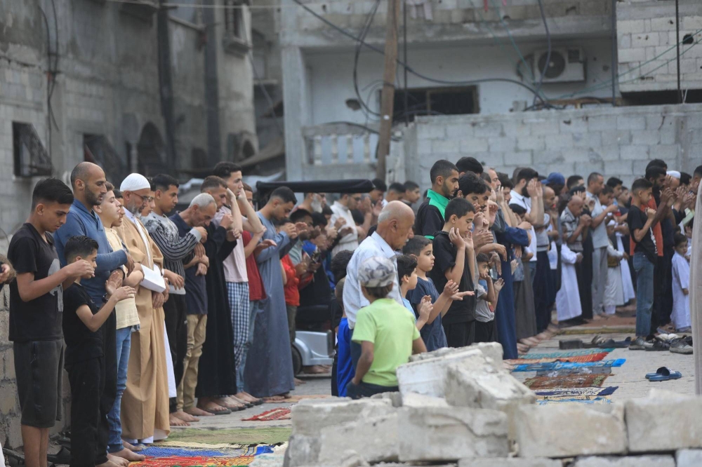 أهالي غزة يؤدون صلاة عيد الأضحى وسط أنقاض الحرب والنزوح