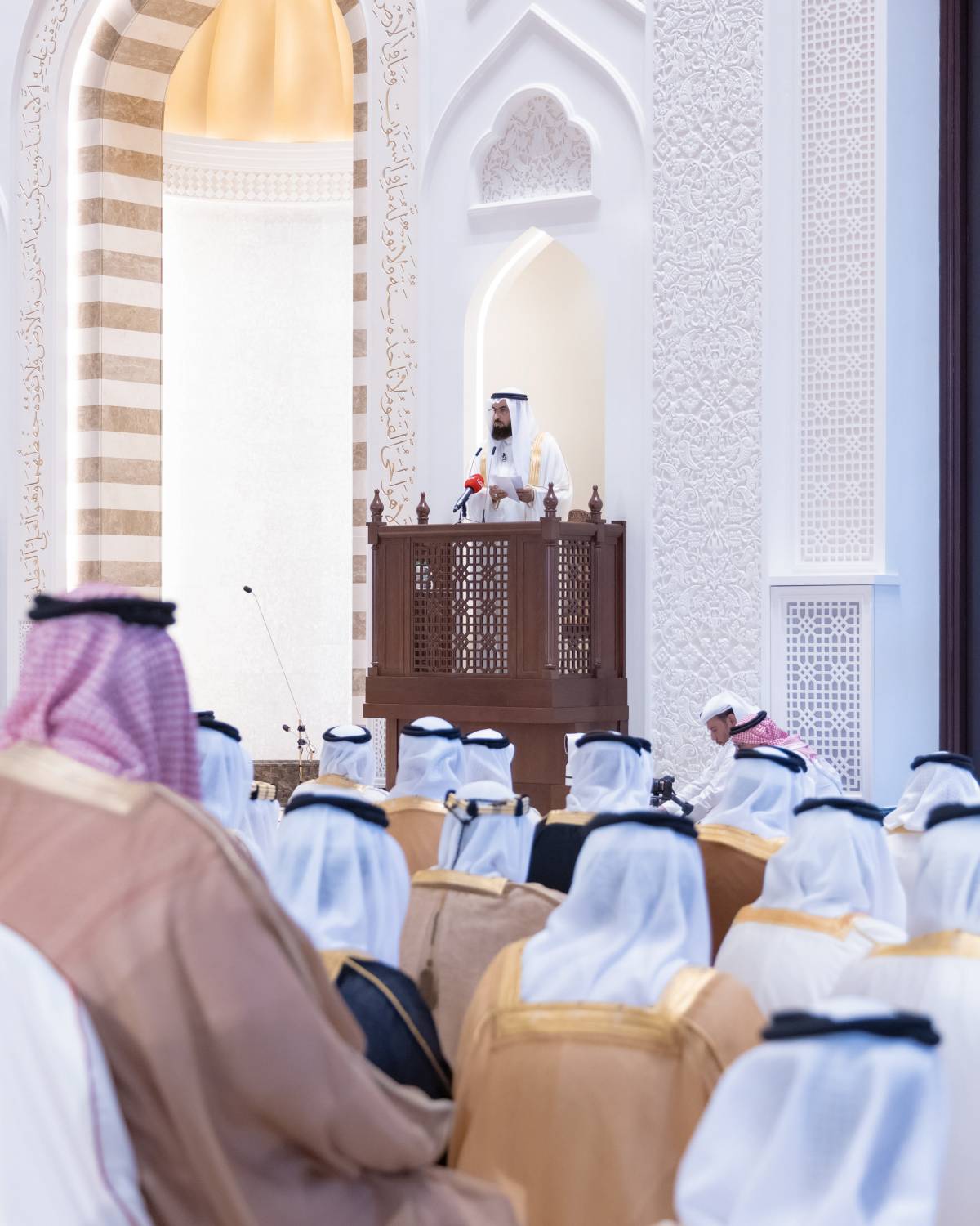 الملك يؤدي صلاة عيد الاضحى المبارك