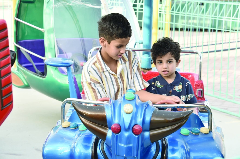 عدسة "الوطن" ترصد فرحة العيد في الحدائق والمتنزهات والمجمّعات