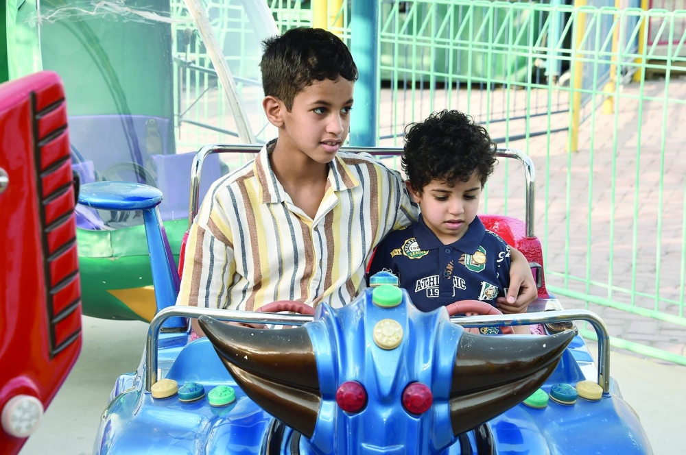 عدسة "الوطن" ترصد فرحة العيد في الحدائق والمتنزهات والمجمّعات