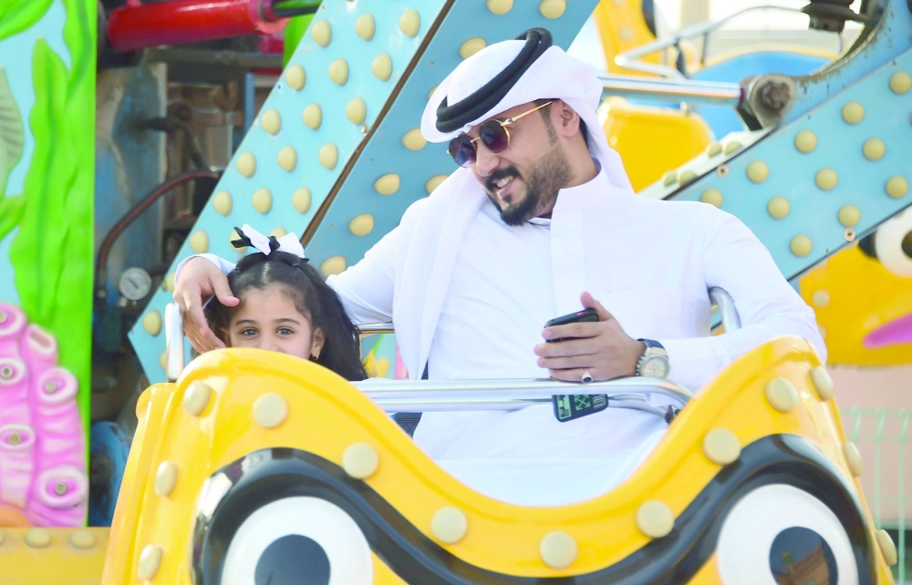 عدسة "الوطن" ترصد فرحة العيد في الحدائق والمتنزهات والمجمّعات