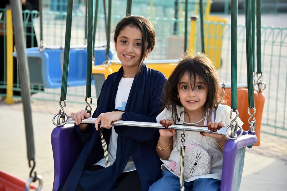 عدسة "الوطن" ترصد فرحة الأطفال بالعيد في الحدائق والمتنزهات والمجمّعات