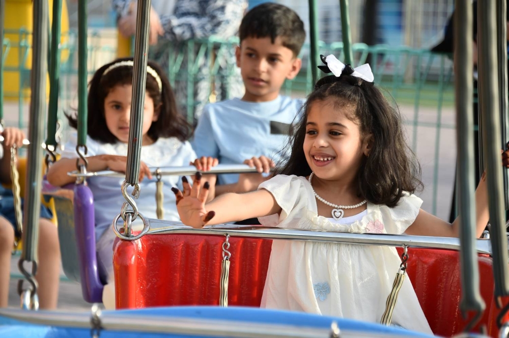 عدسة "الوطن" ترصد فرحة الأطفال بالعيد في الحدائق والمتنزهات والمجمّعات