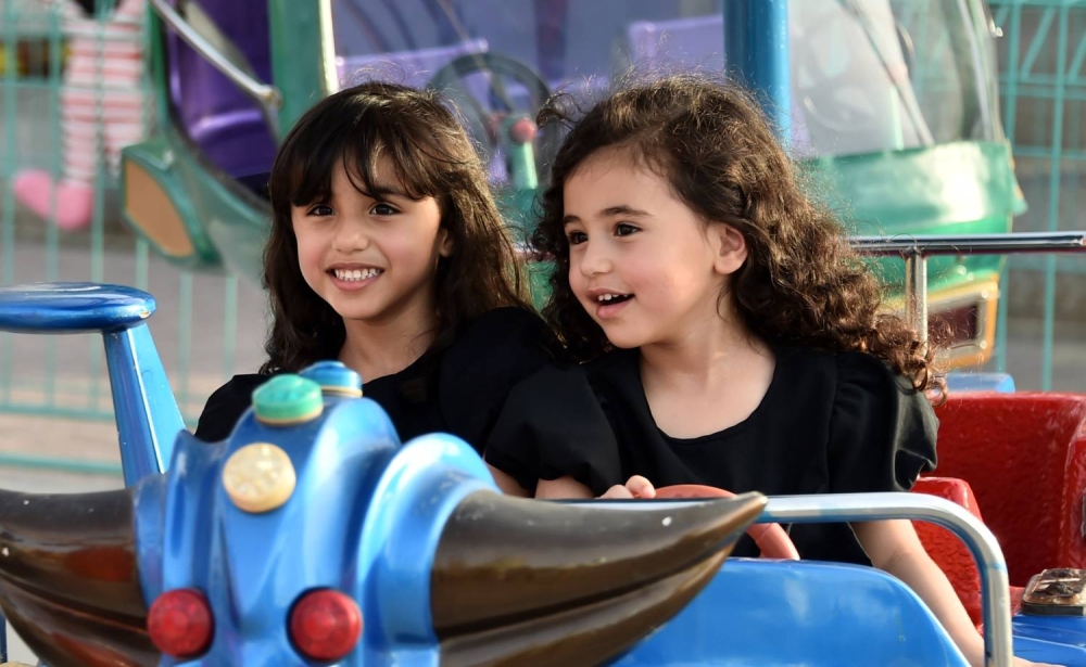 عدسة "الوطن" ترصد فرحة الأطفال بالعيد في الحدائق والمتنزهات والمجمّعات
