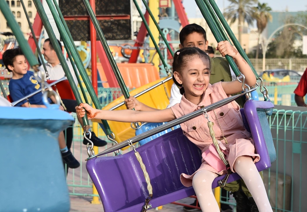 عدسة "الوطن" ترصد فرحة الأطفال بالعيد في الحدائق والمتنزهات والمجمّعات