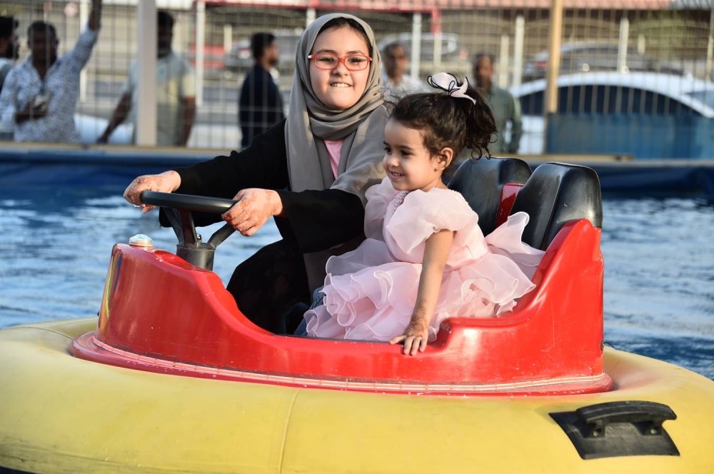 عدسة "الوطن" ترصد فرحة الأطفال بالعيد في الحدائق والمتنزهات والمجمّعات