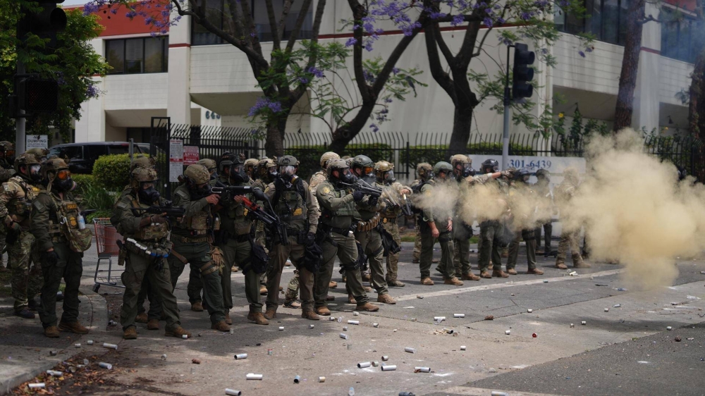 ترامب يأمر بنشر 2000 عنصر من الحرس الوطني بعد مواجهات عنيفة مع المحتجين في كاليفورنيا