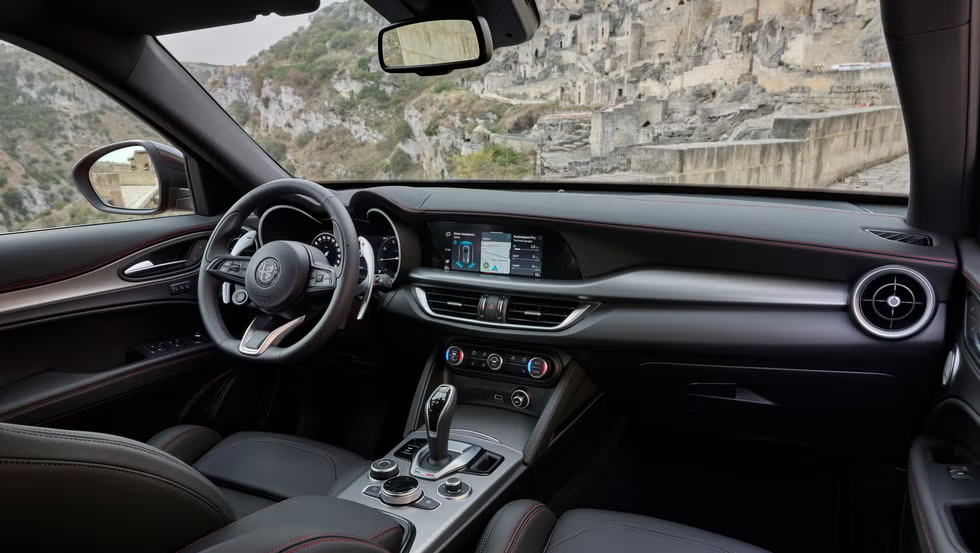 ألفاروميو ستلفيو 2025.. الأناقة والابتكار في فئة السيارات الرياضية الفاخرة