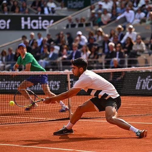 الأسباني ألكاراز يحافظ على لقب "رولان غاروس" بالفوز على الإيطالي سينر بعد مباراة مثيرة