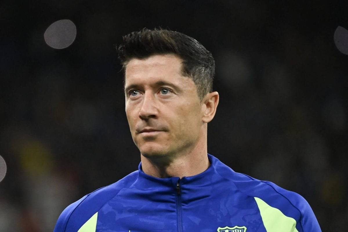 ليفاندوفسكي يعلّق مشاركته مع منتخب بولندا احتجاجًا على سحب شارة القيادة