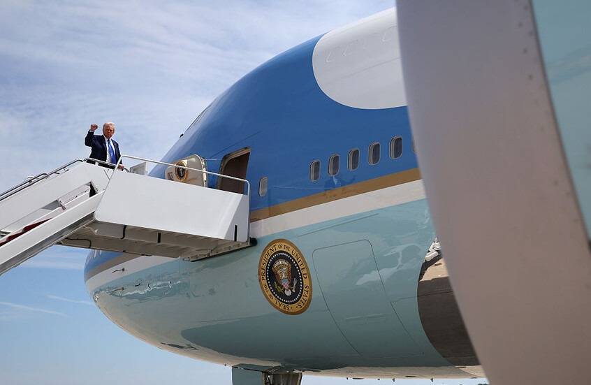 تعثر لترامب على سلم الطائرة على غرار مشاهد بايدن الشهيرة (فيديو)