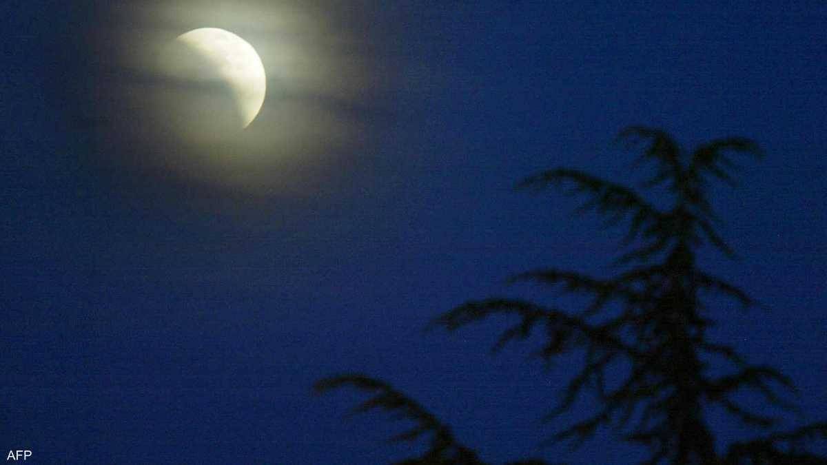 حدثان فلكيان نادران للقمر هذا الشهر