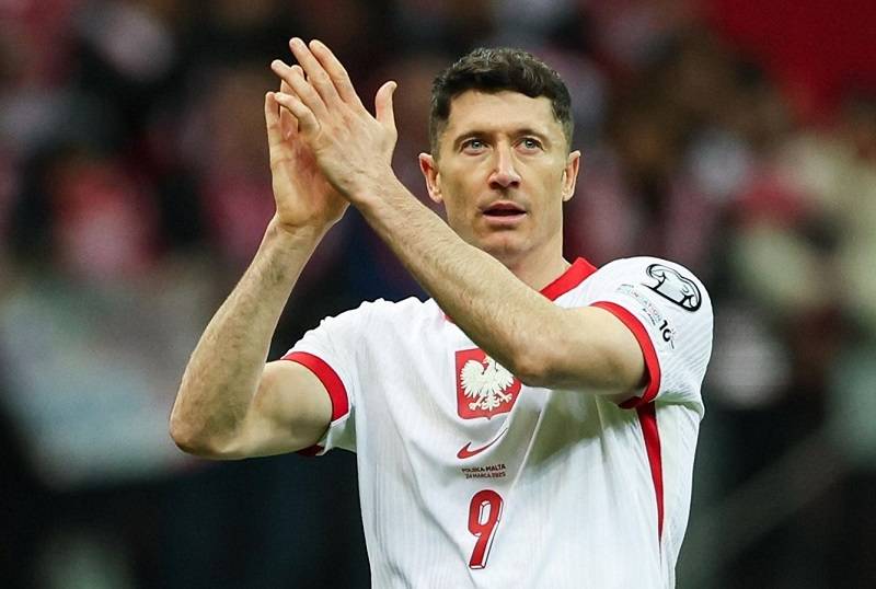 الاتحاد البولندي يُبرئ نفسه من أزمة ليفاندوفسكي وسحب شارة القيادة