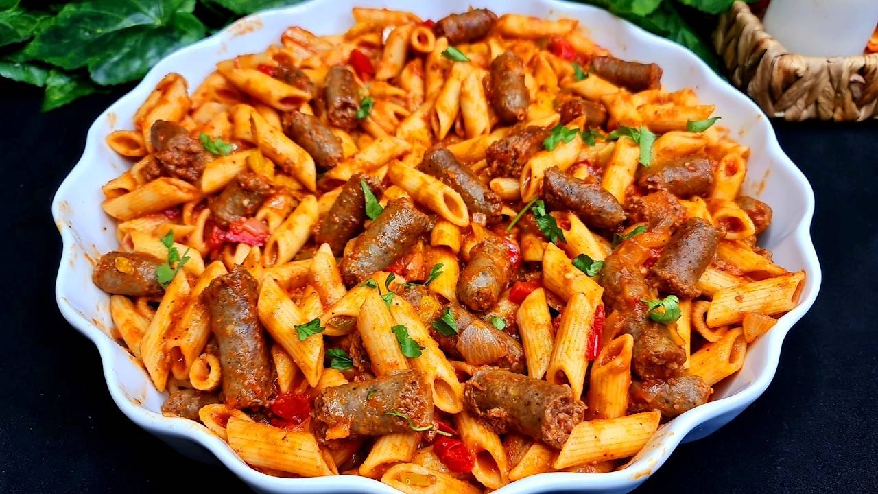 بطعم لا يُقاوم.. أسرع وصفة مكرونة بالسجق والمشروم