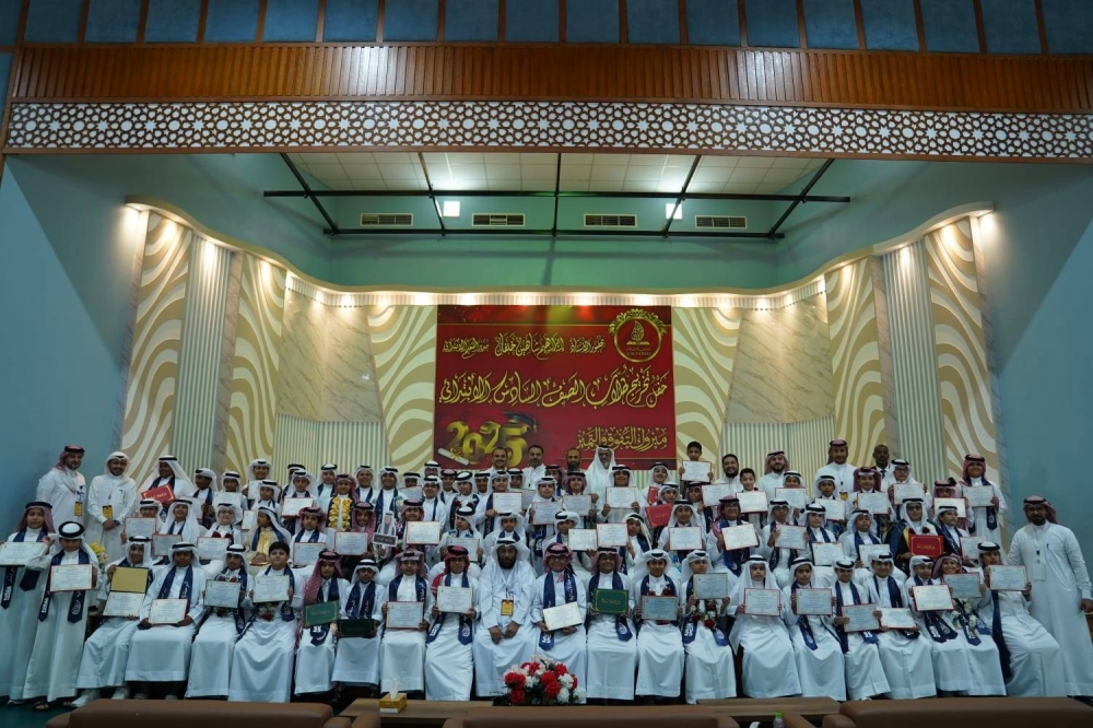 مدارس الإيمان بنين تنظم حفل تخريج طلاب الصف السادس الابتدائي