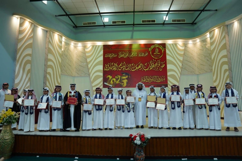 مدارس الإيمان بنين تنظم حفل تخريج طلاب الصف السادس الابتدائي