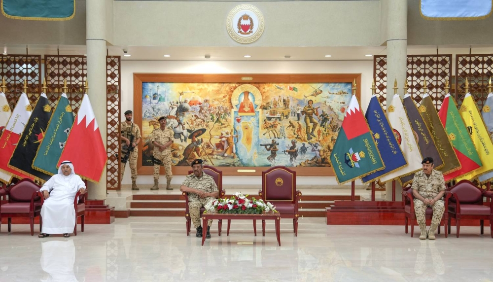 القائد العام يستقبل وزير شؤون الدفاع وعدد من كبار ضباط قوة دفاع البحرين بمناسبة عيد الأضحى المبارك&lrm;