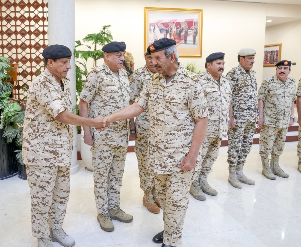 القائد العام يستقبل وزير شؤون الدفاع وعدد من كبار ضباط قوة دفاع البحرين بمناسبة عيد الأضحى المبارك&lrm;