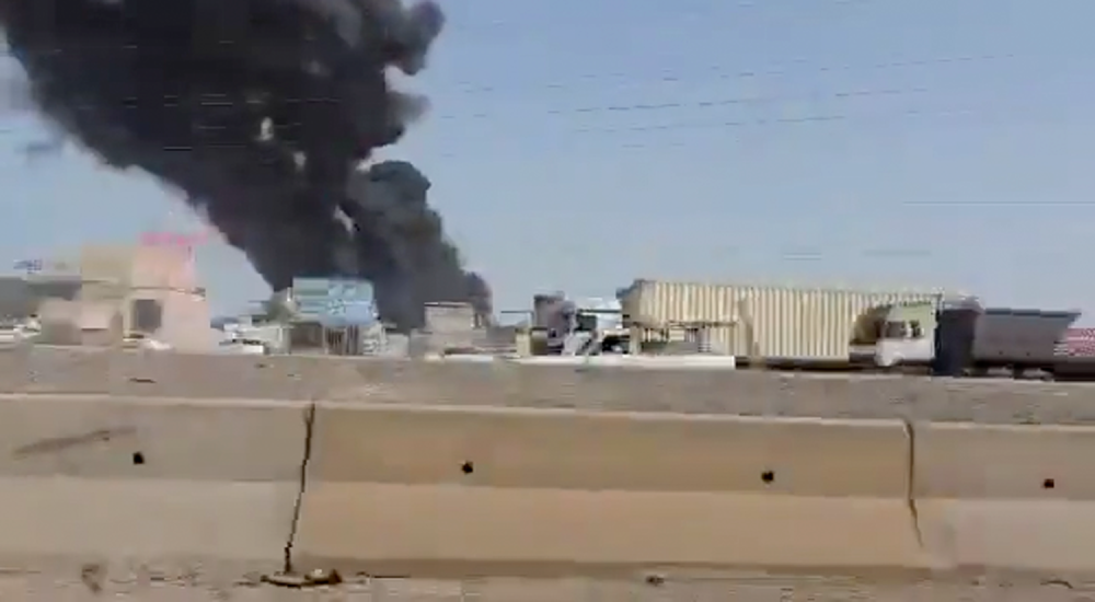 حريق ضخم قرب ميناء رجائي في إيران