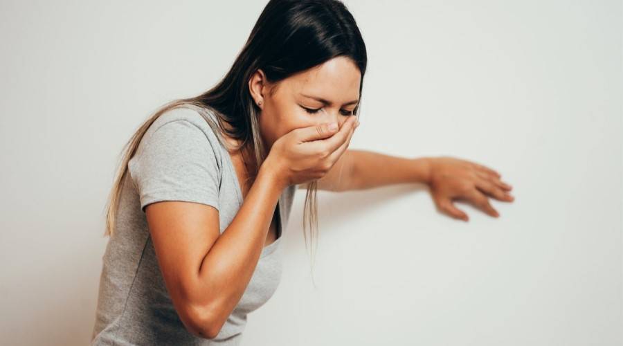 أسباب تقيؤ الدم والحالات التي تستدعي التوجه للمستشفى