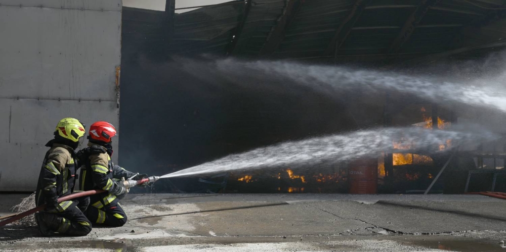 الدفاع المدني يخمد حريقاً اندلع في مستودع بمنطقة سلماباد