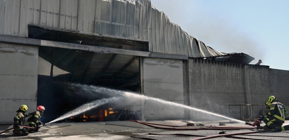 الدفاع المدني يخمد حريقاً اندلع في مستودع بمنطقة سلماباد