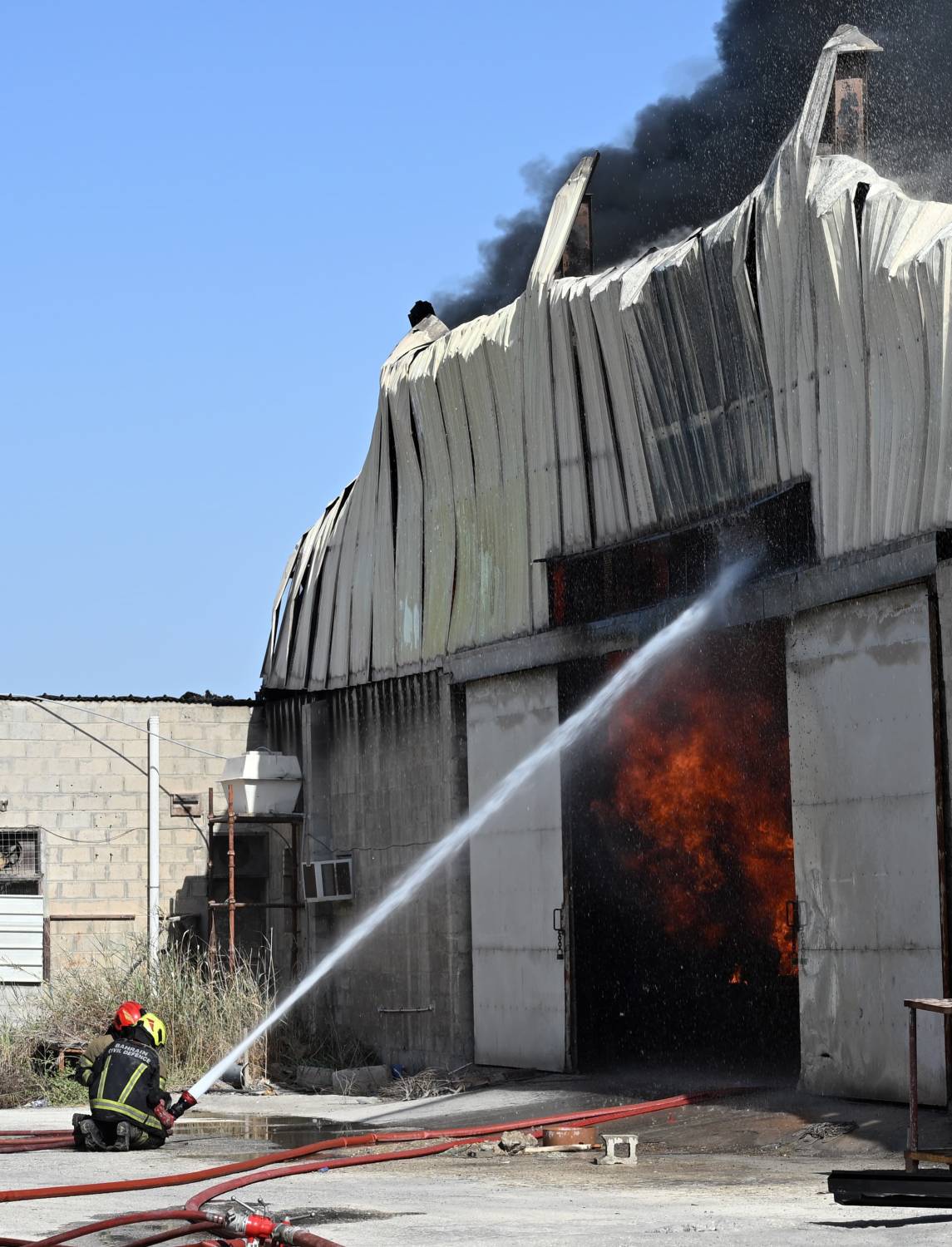 الدفاع المدني يخمد حريقاً اندلع في مستودع بمنطقة سلماباد