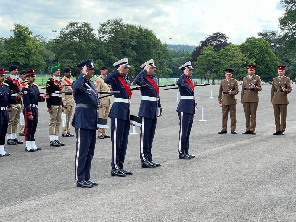 فريقا العصا لقياس الخطوات العسكرية يُحرزان الأول والثالث وأفضل قائد فريق في بطولة أكاديميّة "ساند هيرست"